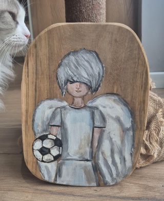 Anioł malowany na drewnie tekowym piłkarz prezent dla chłopca święta