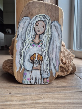 Anioł malowany na drewnie tekowym prezent na święta Anioł piwa piesek