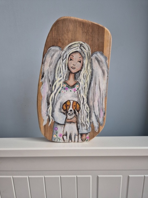 Anioł malowany na drewnie tekowym prezent na święta Anioł piwa piesek